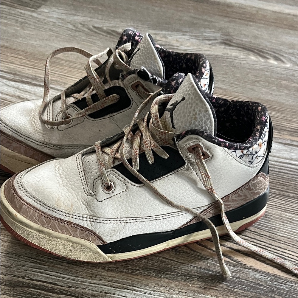 Kids Jordan White and pink Sneakers